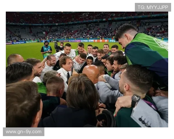 热烈鼓掌庆祝足球赛场上的精彩瞬间与球员非凡表现